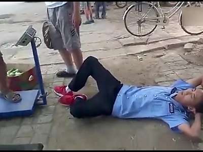 [视频]实拍城管倒地碰瓷执法 欲吓走顽固摊贩