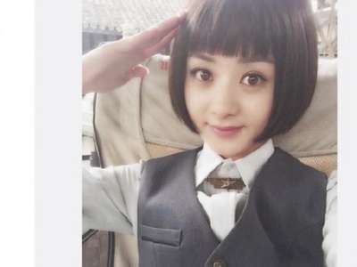[视频]赵丽颖晒照上演“制服诱惑” 齐刘海扮嫩无压力
