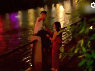 [视频]成都醉酒男子坐桥墩不肯走 妹子怒将其扛走