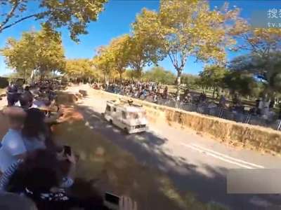 [视频]巴塞罗那上演肥皂盒汽车大赛