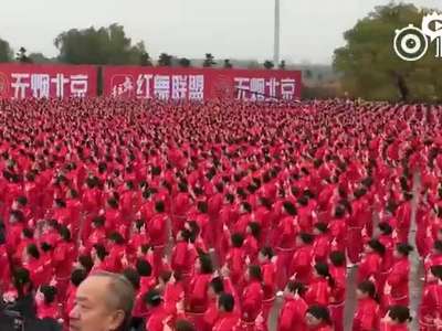 [视频]近2万大妈冒雨齐跳小苹果 破世界纪录