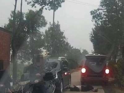 [视频]老太强扒婚车讨喜烟 不慎跌倒死亡