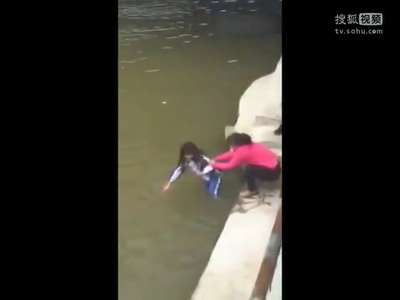 [视频]少女考试成绩差 母亲将其推入河中训斥