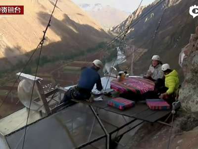 [视频]大胆旅客住秘鲁悬崖旅馆 全玻璃墙乘索道抵达