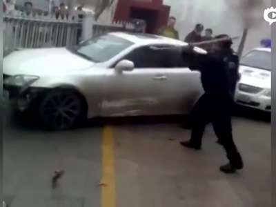[视频]夫妇吸毒致幻驾车强闯校园 民警砸碎玻璃救人