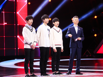 TFBOYS教评审集体唱青春歌曲