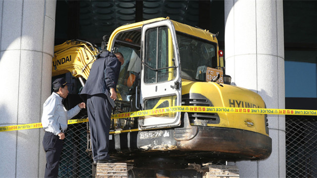 韩国男子开挖掘机冲击检察院