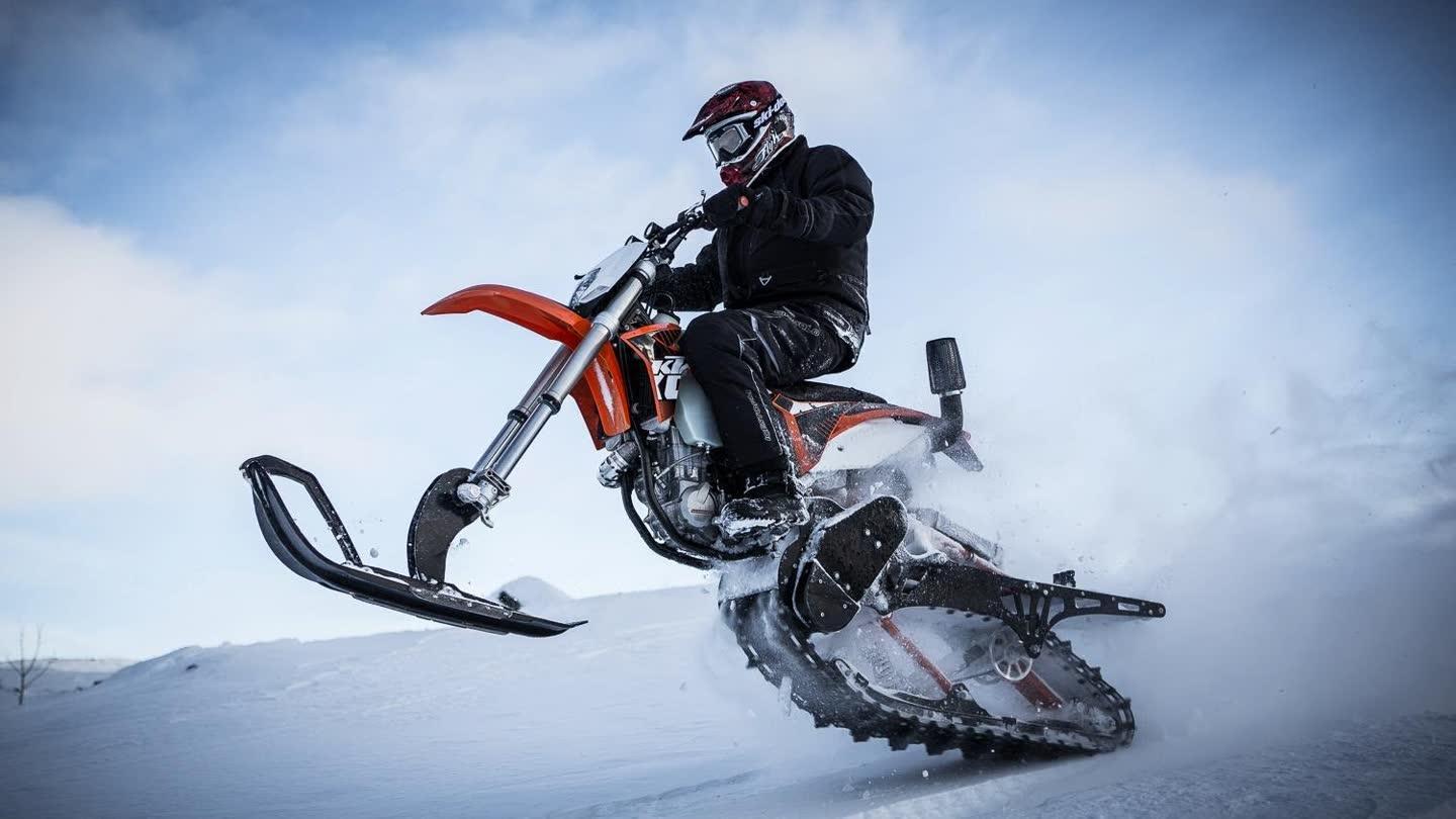 雪地自行车亮相雪场 腾空飞跃完虐专业雪具