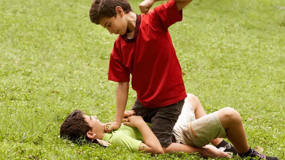 凌空飞起一脚夹爆头 外国小学生暴虐挑衅校霸-乐视体育