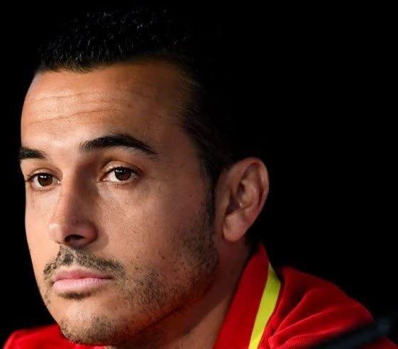 西班牙众将出场点燃气氛 莫拉塔帅哭女主播