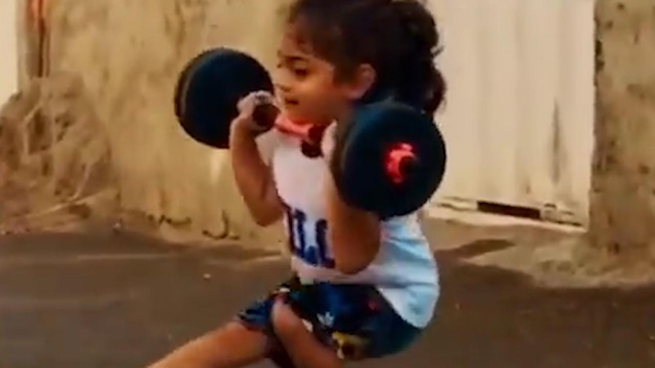 小威首晒爱女照片 宝宝可爱惹人怜