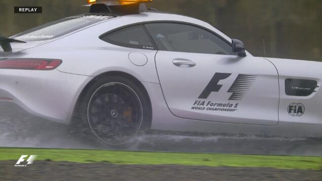 宝刀不老无影腿 大妈公园锻炼健身器材上高难度劈叉