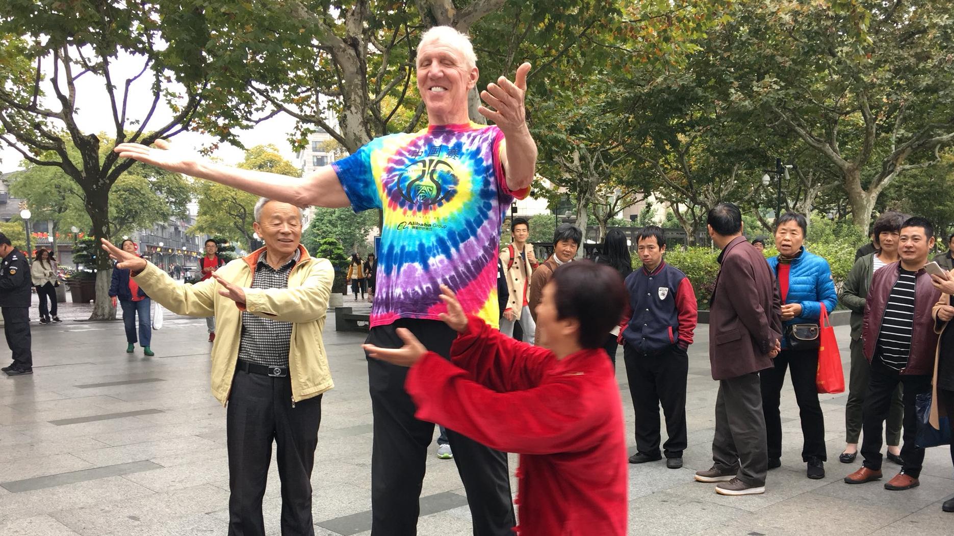 沃顿与中国大妈学打太极