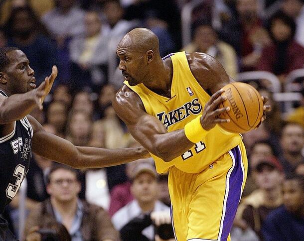 历史上的11月29日:40岁卡尔马龙怒砍三双