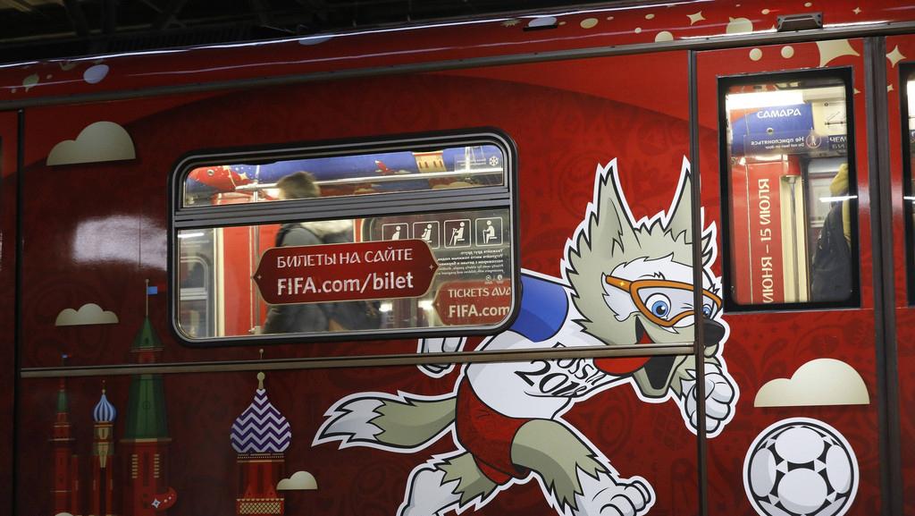 俄罗斯世界杯官方海报发布:苏联门神成主角