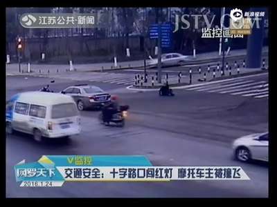 [视频]摩托车主闯红灯被撞飞 翻滚两周后落地