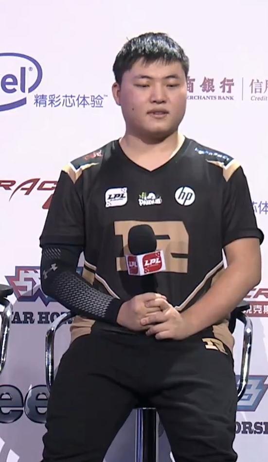 Uzi赛后采访暴露手伤严重?网友:小狗不容易,大