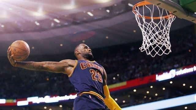 詹姆斯的身体素质有多强?这一扣,差点打破篮球