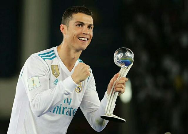 2017世俱杯皇马夺冠,队员马塞洛追赶他的孩子