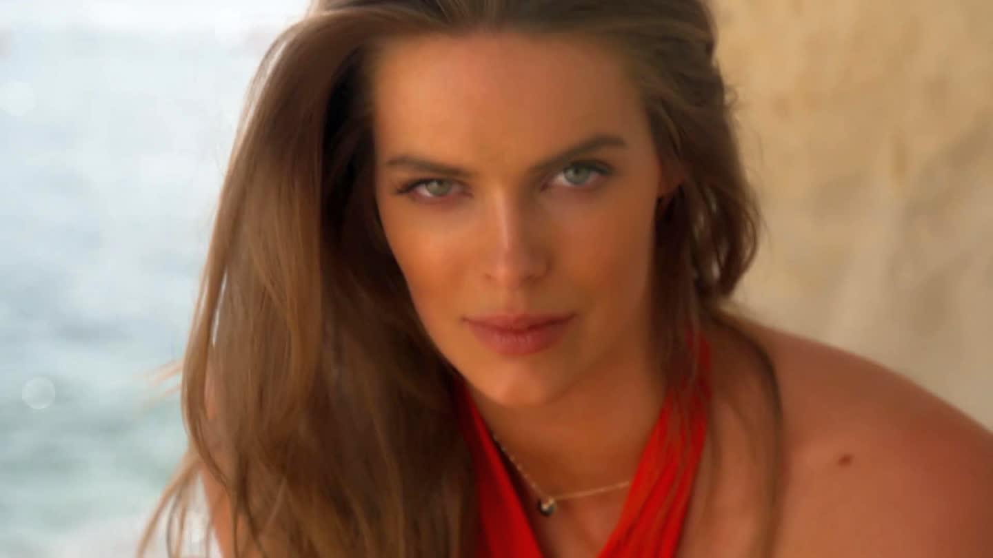 画报美女让海滩温度上升 轻咬手指魅惑不忍直视