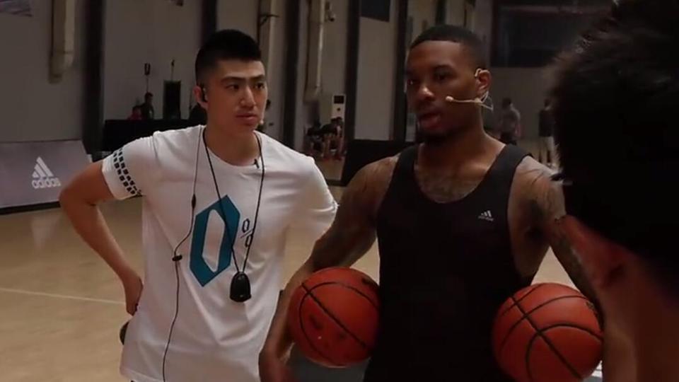 羡慕嫉妒!CBA励志翻译与利拉德共同训练