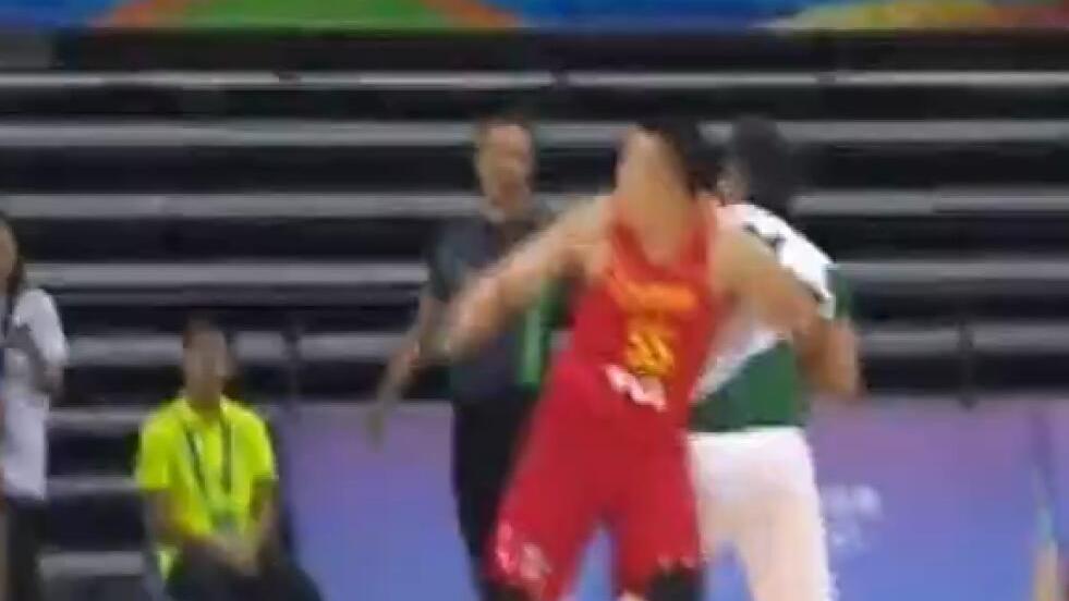 大写的服!布泽尔逆天后脑勺传球惊呆全场