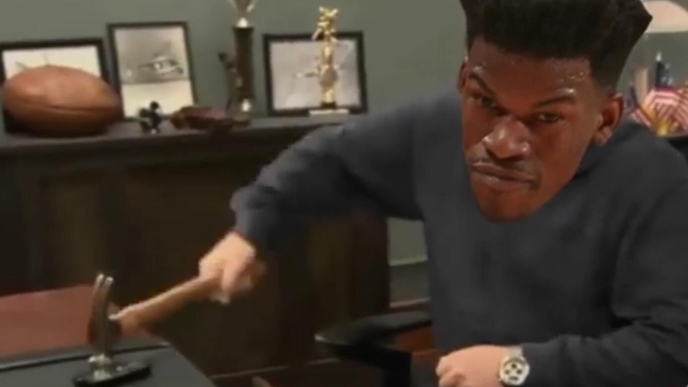 拿起锤子怒砸手机 视频恶搞巴特勒最想做的事