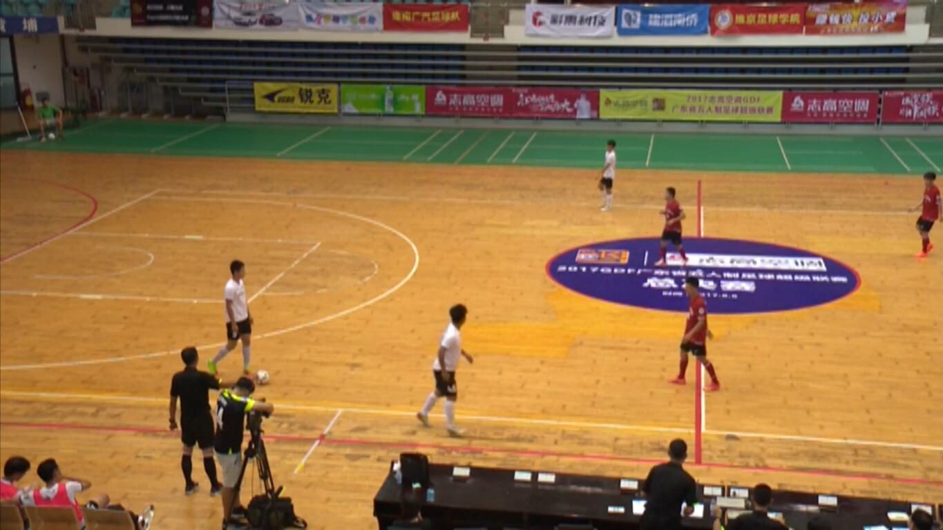 老年摄影列队长枪短炮 围观第五届粤女五甲