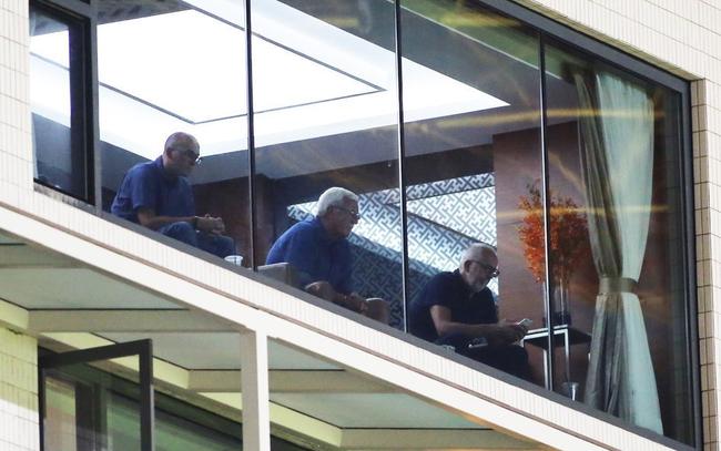 里皮亲赴越秀山观战鲁能富力 神情严肃低头看