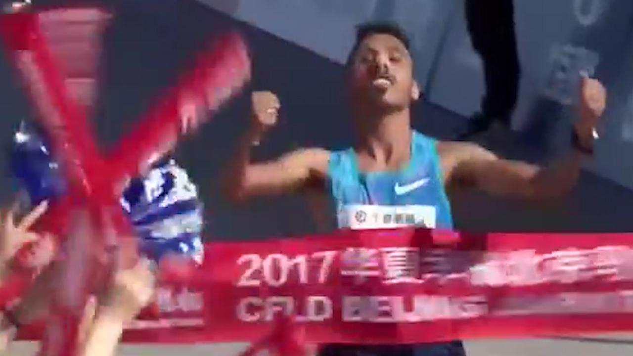 本想和宠物一起做瑜伽 奈何我家狗子老是想上我