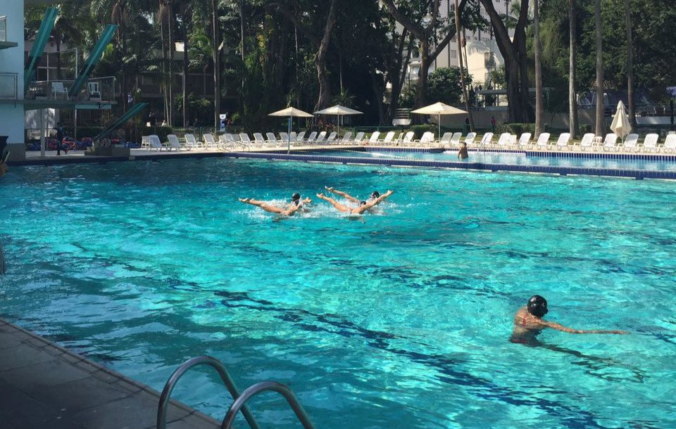 中国花样游泳队完成赛前训练 队员训练状态轻