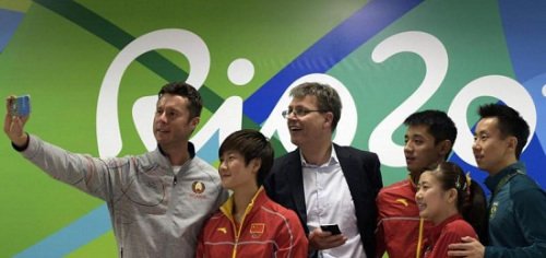 国际乒总会长与中国球员开心自拍 称里约治安