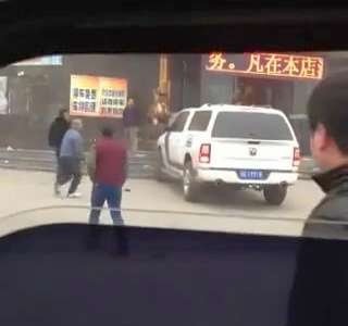 [视频]网曝河北街头多人群殴 皮卡车多次撞向人群
