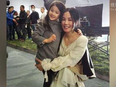 [视频]王菲抱女童展笑颜 女神穿棉麻长裙仙气十足