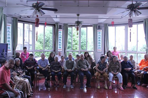 治愈心灵,龙珠直播女神中秋给孤寡老人送温暖