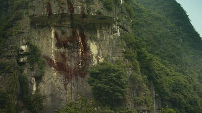《金刚：骷髅岛》曝闻所未闻正片片段  断崖血手印暗示金刚之伤