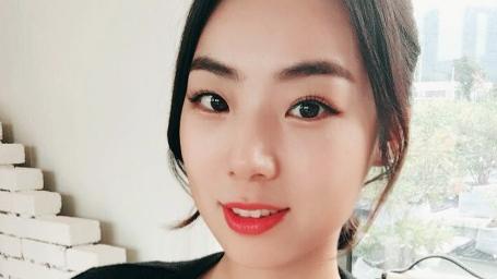 美少女保龄球场秀神挥 球球必中引欢呼