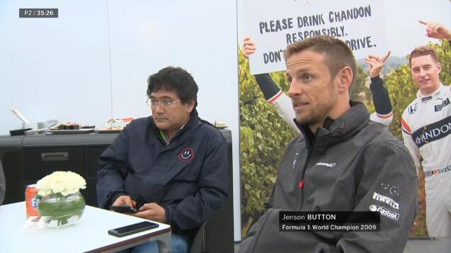 宝刀不老无影腿 大妈公园锻炼健身器材上高难度劈叉