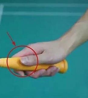 羽毛球反手击球中大拇指的位置的重要性