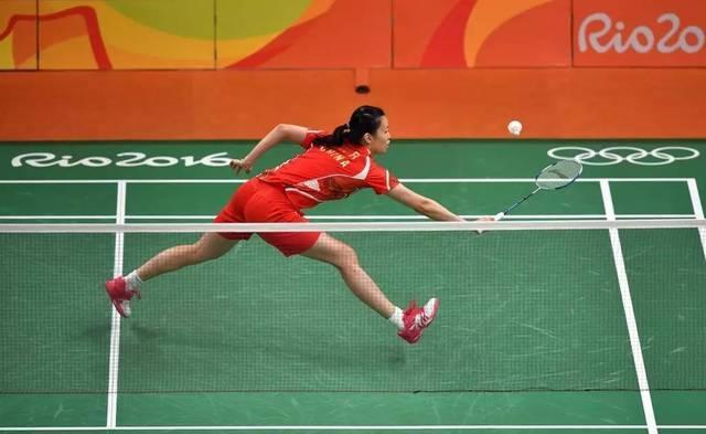 羽毛球反手击球中大拇指的位置的重要性