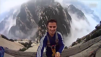 牛人走华山栈道竟不系安全索