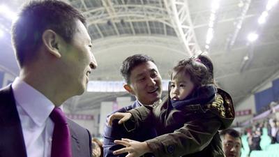 杜锋遭郭士强爱女嫌弃?辽粤战主帅温情逗娃