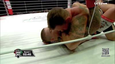 MMA赛场惊现骑乘位 花臂纹身男上位碾压对手
