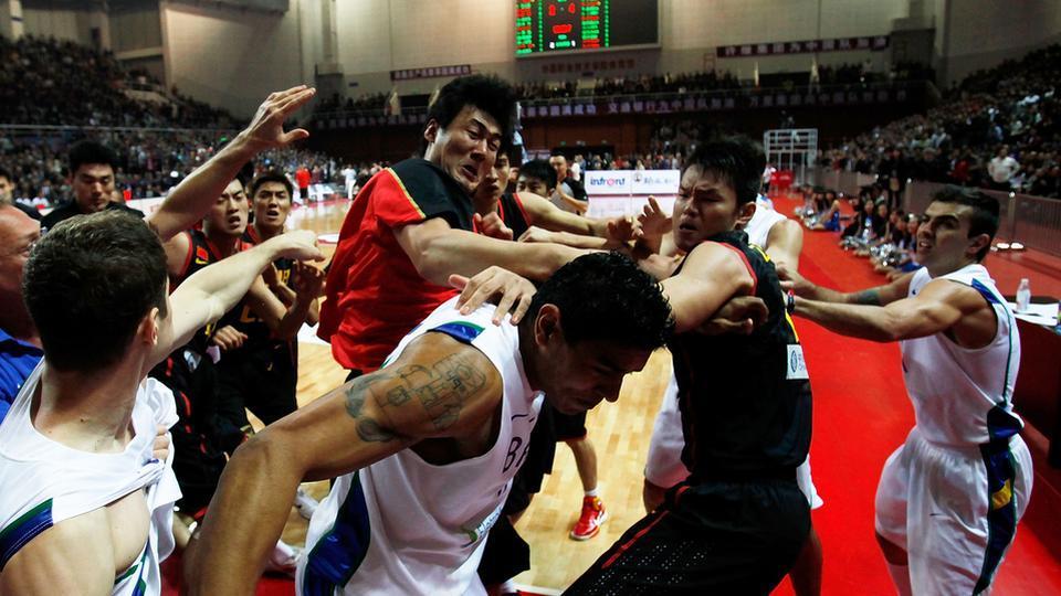中国篮坛五大集体冲突 军闽战爆群殴男篮战巴西演全武行