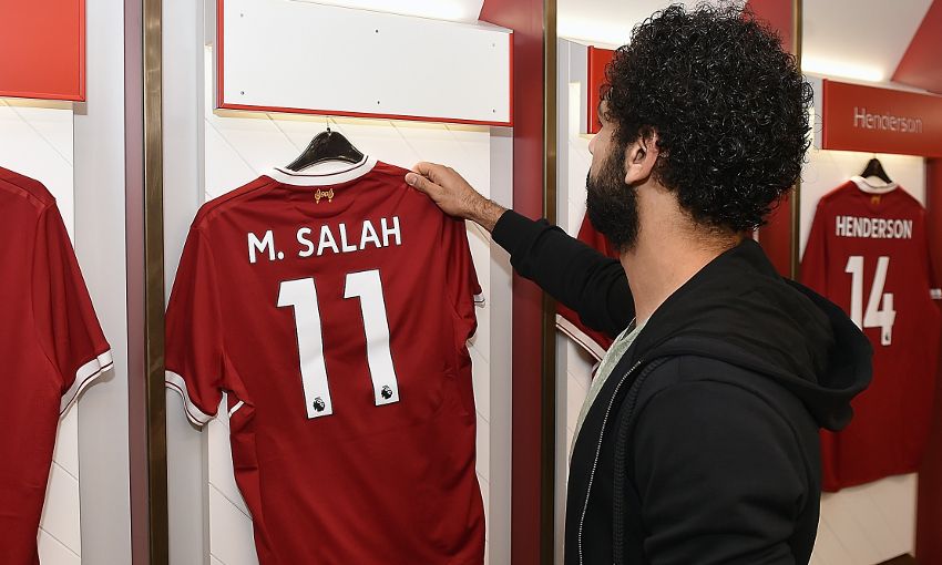 为萨拉赫让出11号球衣 暖心菲尔米诺签名补偿