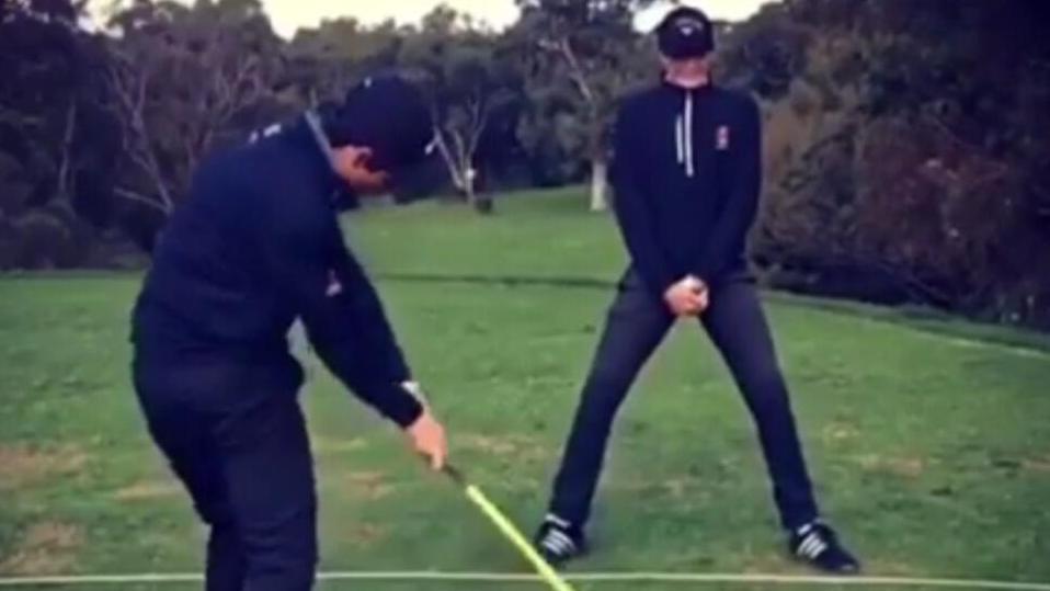 美少女保龄球场秀神挥 球球必中引欢呼