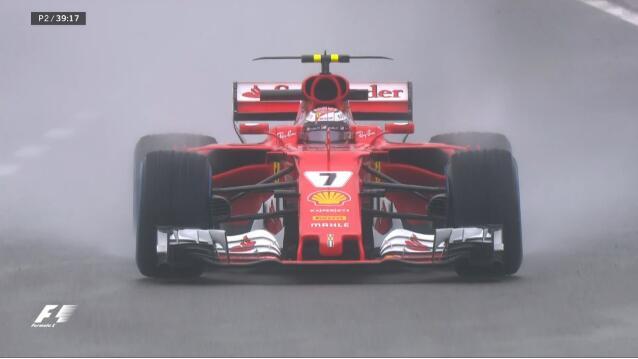 宝刀不老无影腿 大妈公园锻炼健身器材上高难度劈叉