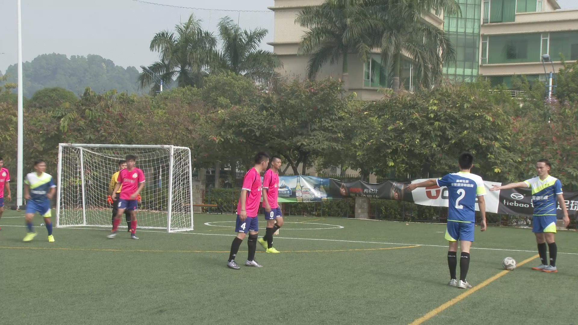 老年摄影列队长枪短炮 围观第五届粤女五甲