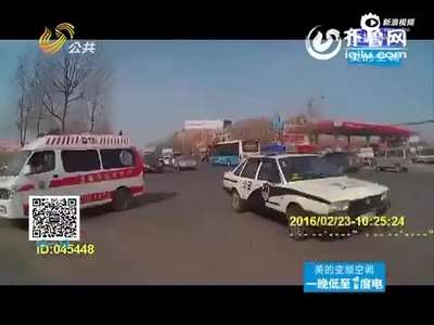 [视频]实拍3岁孩子突发急症昏厥 家长下跪拦警车