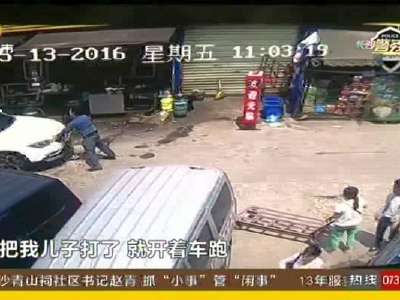 长沙天华路：十余名男子手持棍棒 打砸家具批发行